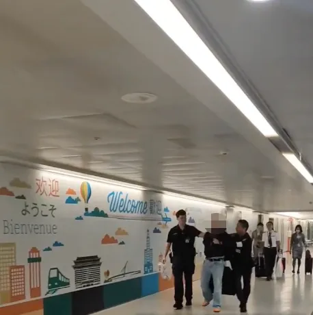 吕男在机上喝了两瓶白酒后竟在位置上点起纸烟抽,下机立遭逮捕。社会事新闻影音