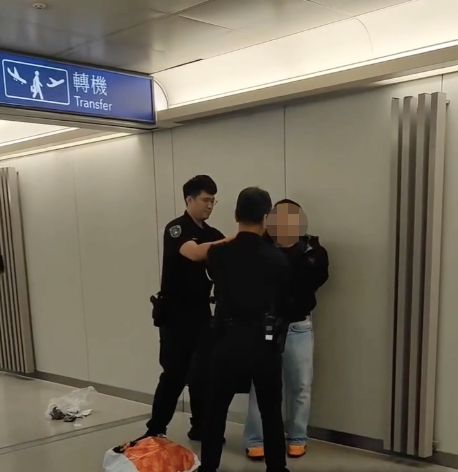 26歲男喝2瓶白酒後機上點菸抽 三聲道髒話辱警!壓制上銬送辦