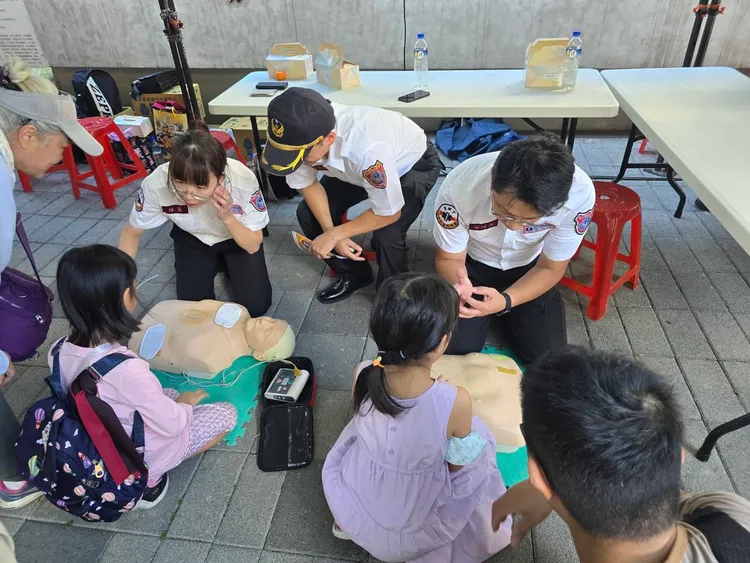 消防局設攤與民眾互動。翻攝畫面