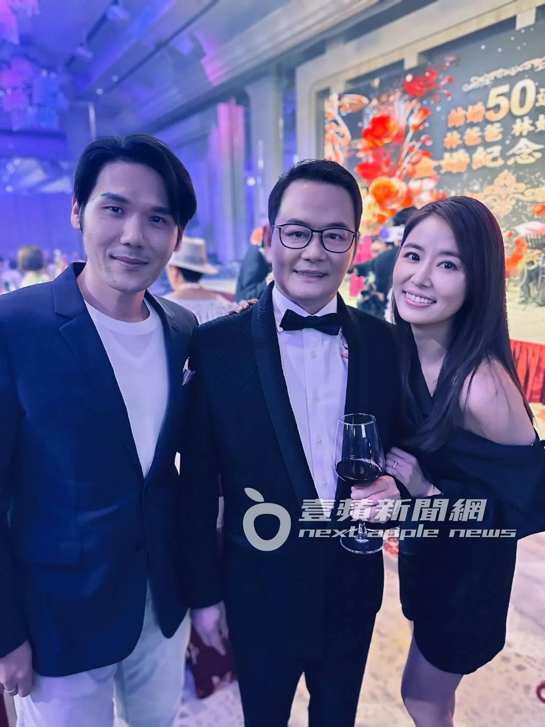 林心如(右起)、林爸爸和聖緹雅醫療集團創辦人薛博仁開心聊天。讀者提供