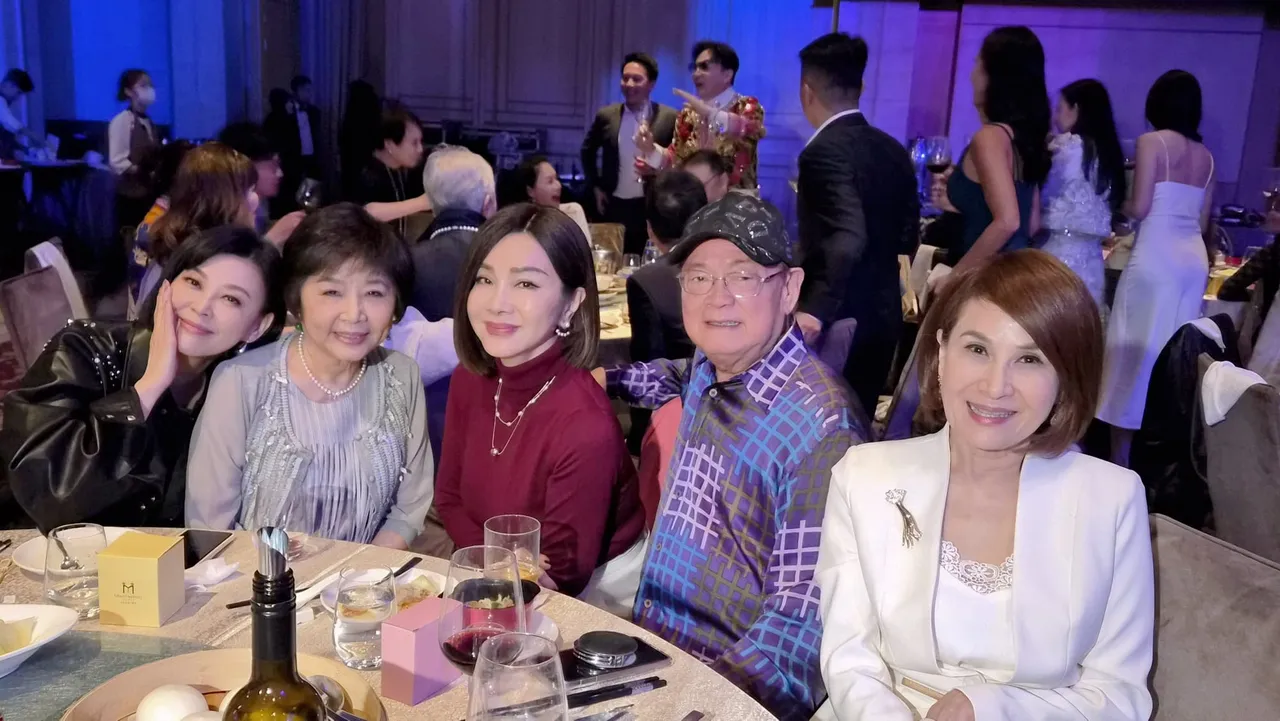 林心如媽媽(左二)與明星來賓合照,看得出來林心如美貌包含招牌酒窩遺傳自媽媽。翻攝陳美鳳臉書
