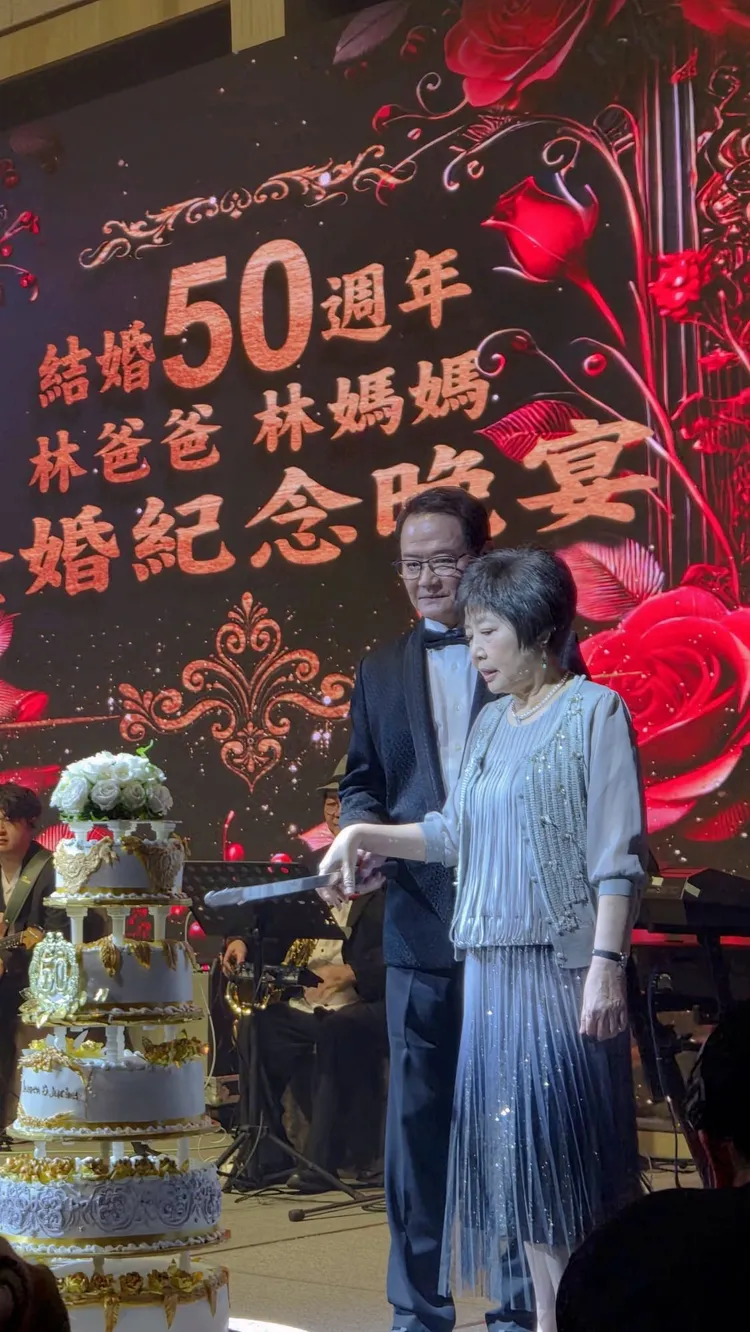 林心如爸媽攜手切豪華蛋糕。翻攝陳美鳳臉書