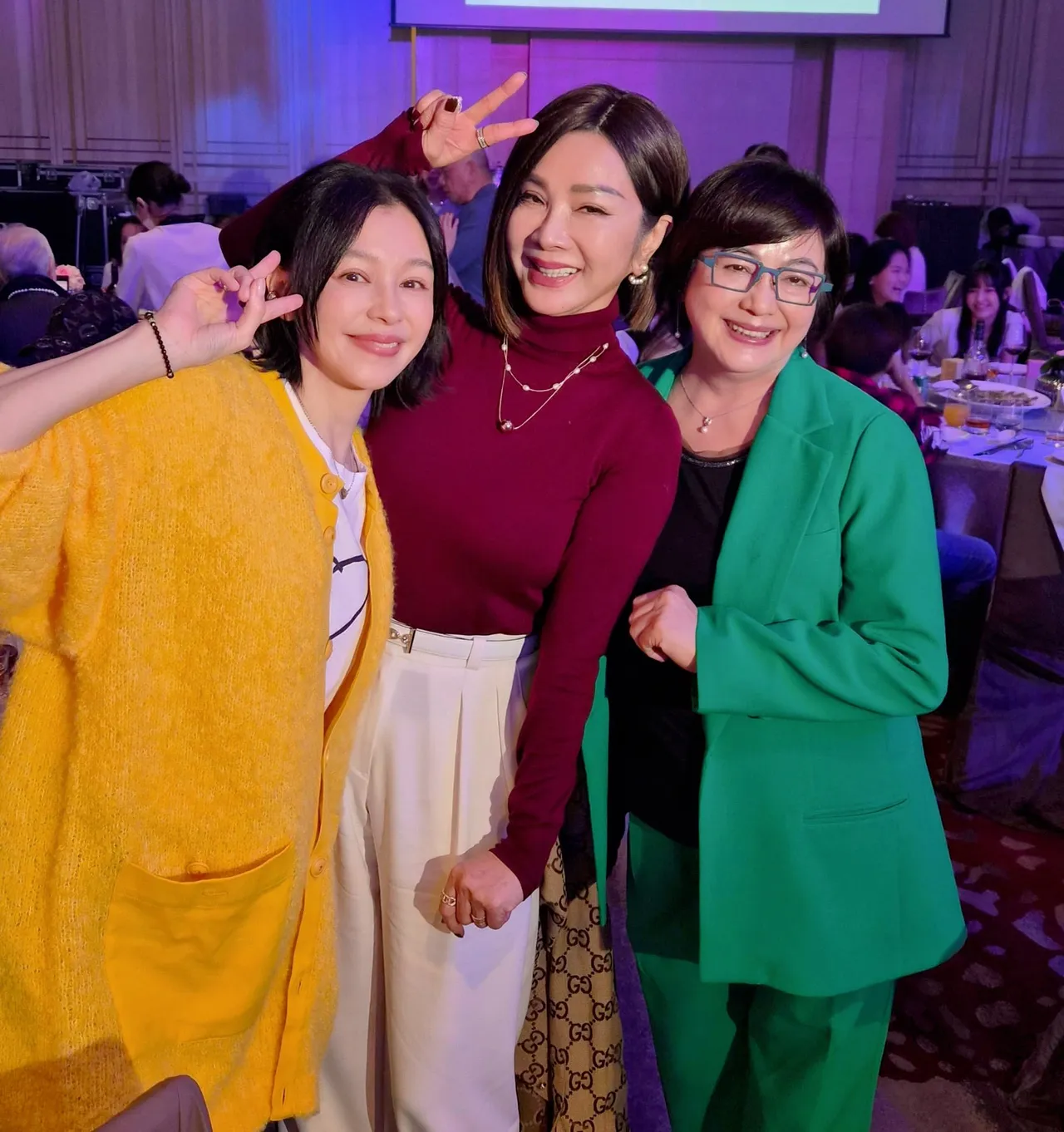 陳美鳳(中)和徐若瑄(左)、徐媽媽合照,3人穿著鮮豔。翻攝陳美鳳臉書