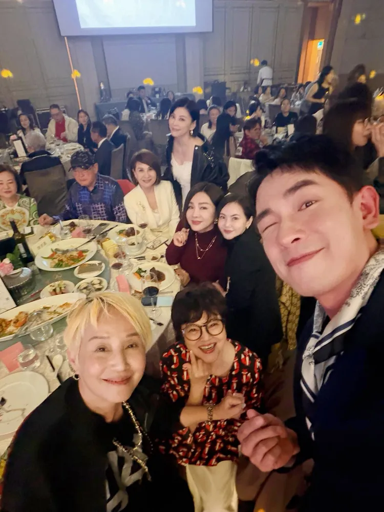 陳謙文（前排右起）、紀寶如、李明依、簡沛恩（後排右起）、陳美鳳、方馨、向娃、劉福助等一群好友玩自拍。翻攝陳美鳳臉書