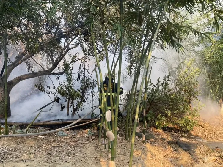 徐翁疑燒雜草整地引發火勢，意外跌入火堆中，全身嚴重燒傷，送醫搶救不治。翻攝畫面