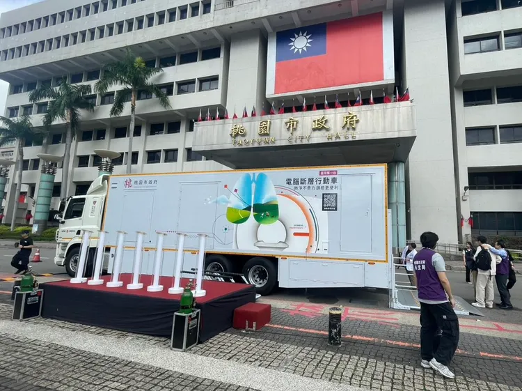 造價6千萬元的電腦斷層行動車。張沛森攝