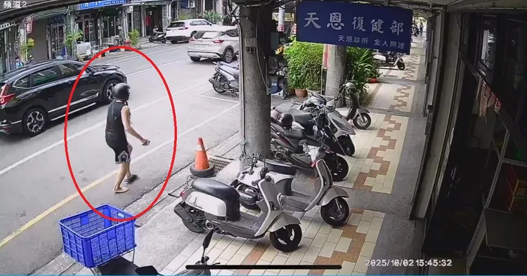 林姓男子被砍傷後，跑到附近商家求救。民眾提供