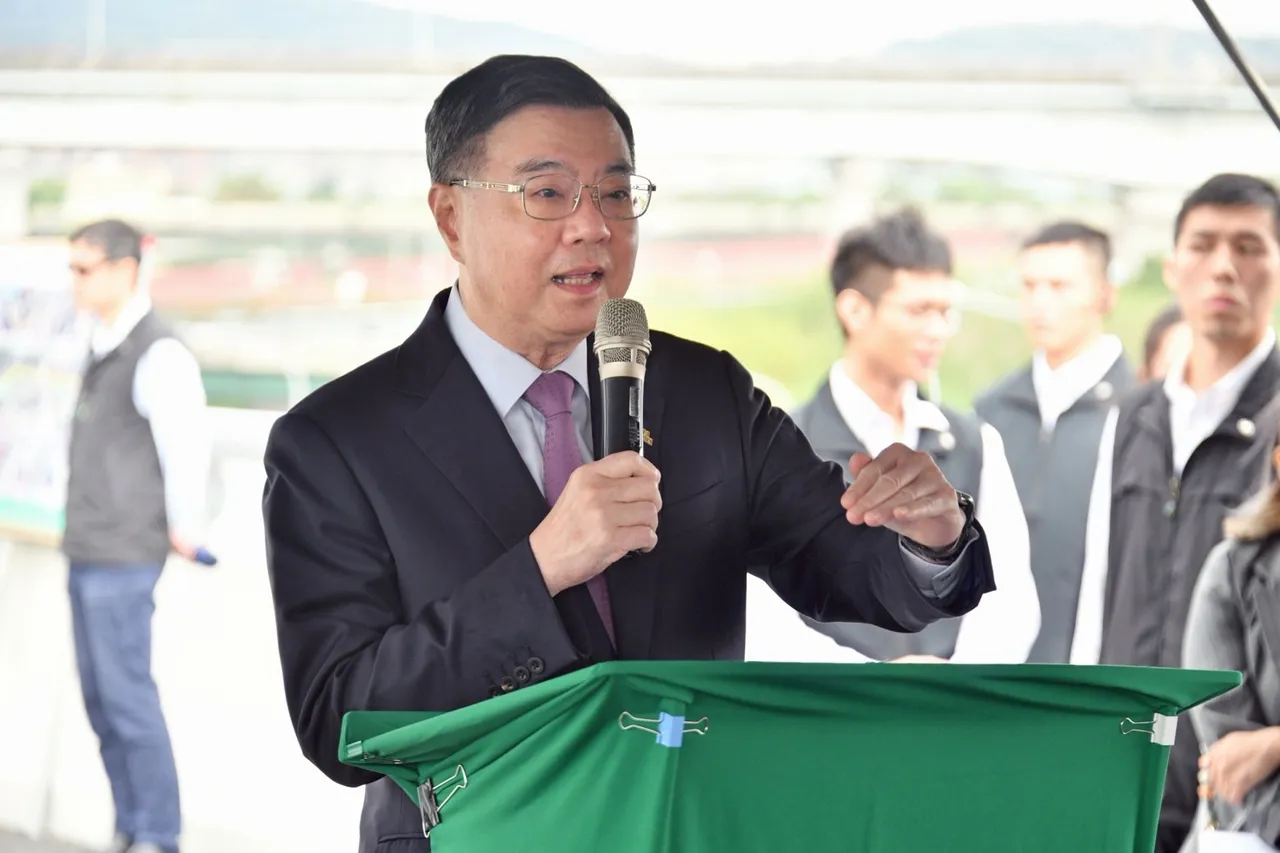 卓荣泰表示,五股交流道增设北入及北出匝道改善工程,如同非洲猪瘟防疫一样,也历经历任行政院长一棒接一棒、累积各种经验而延续下来。行政院提供