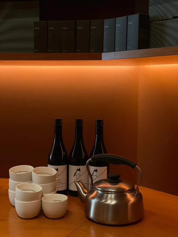 10月23日至26日，Aesop全台門市將以溫柔款待迎接每一位訪客，將提供法國羅蘭自然酒莊（Laurent Lebled）的自然酒與簡食。品牌提供