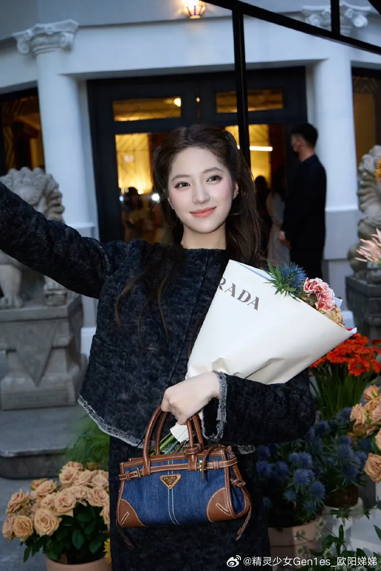 歐陽娣娣手腳比姊姊快，率先祝福祖國生日快樂。翻攝歐陽娣娣微博