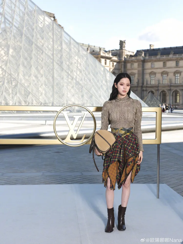 歐陽娜娜人在巴黎看LV秀，台灣時間下午5點半才發「國慶文」。翻攝路易威登微博