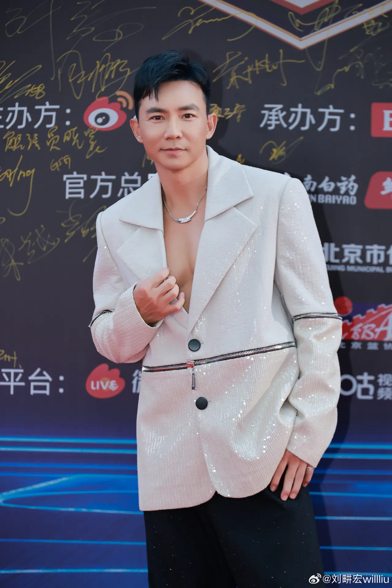 刘畊宏凌晨祝贺祖国生日快乐。翻摄刘畊宏微博