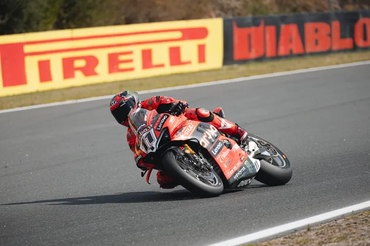 Toprak Razgatlıoğlu和Nicolò Bulega(圖)兩人上演高水準拉鋸戰。倍耐力提供