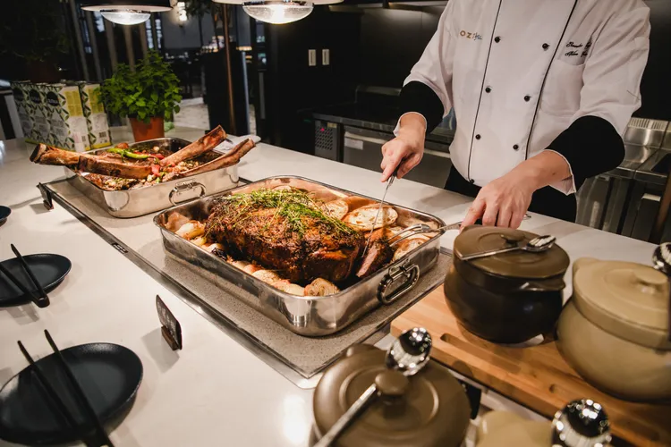 Cozzi Market逸‧市集「單人平日午晚餐券」每張955元，買五送一，用最實惠的價格品嚐到異國美味。國泰飯店觀光事業提供