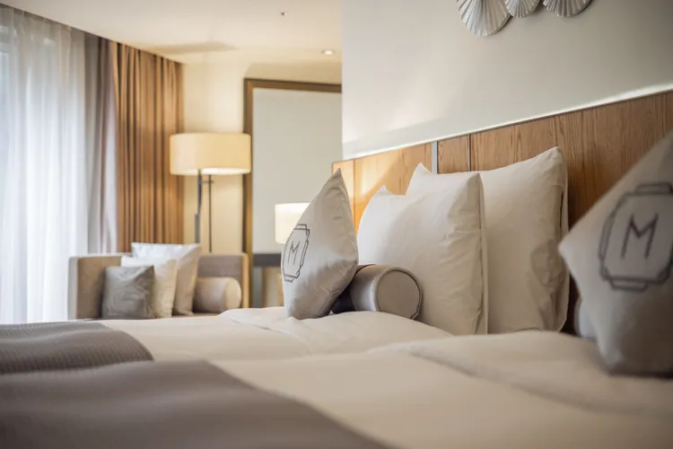 台北慕軒飯店，臻品之選推出「經典客房住宿券」，每張6660元，以35折優惠入住體驗國際酒店的精緻服務。國泰飯店觀光事業提供