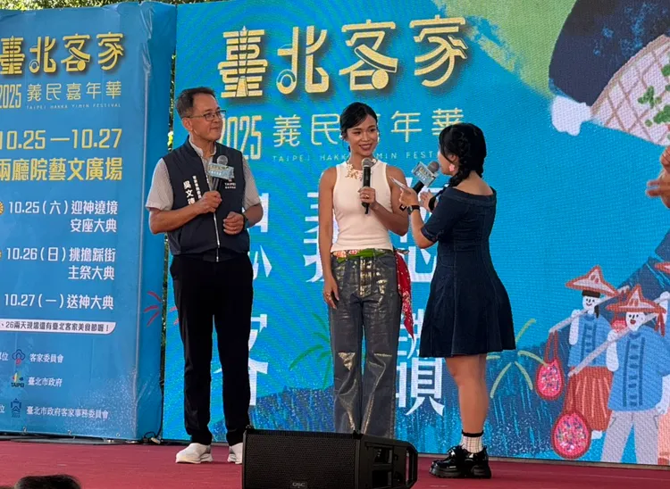 歌手林芯儀（中）現身記者會，以溫柔歌聲詮釋主題曲〈中意你〉，展現客家文化的柔情與力量。張綵茜攝