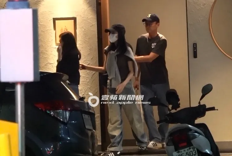 曾馨瑩（左）披上黑色披肩步出餐廳，楊謹華（中）則戴上帽子與老公Ben走到隔壁酒吧。特勤中心攝