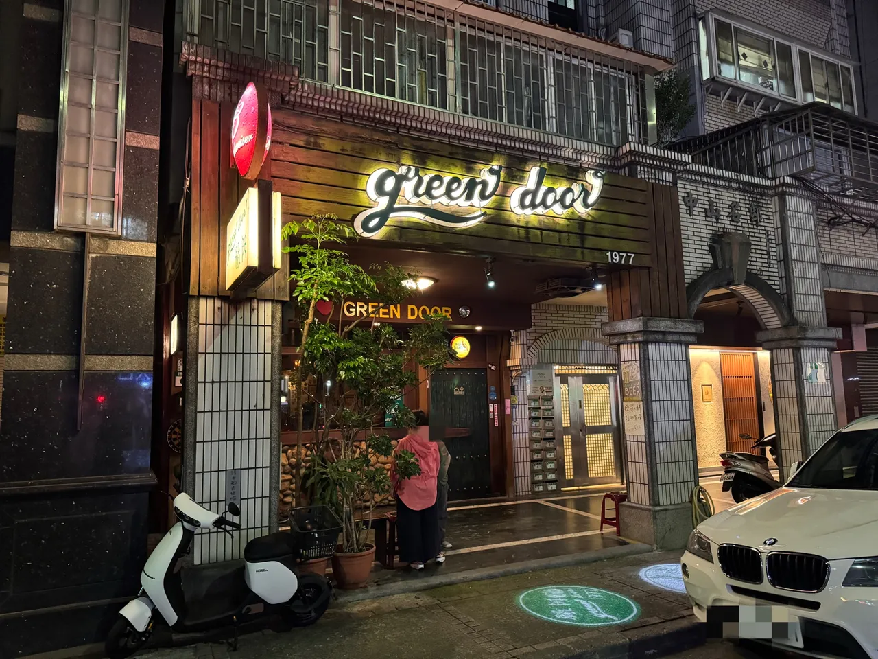杨谨华、老公Ben、夫人曾馨莹到位于中山区德惠街上的「Green Door」酒吧续摊庆生。特勤中心摄