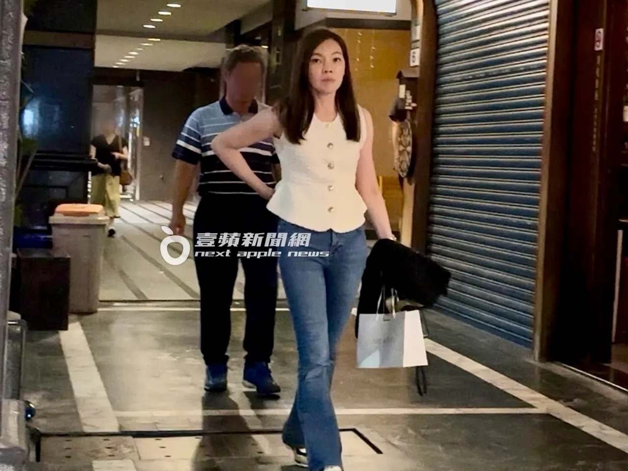 郭台铭夫人曾馨莹手提礼品袋及黑色披肩,一身装扮简约时尚。特勤中心摄