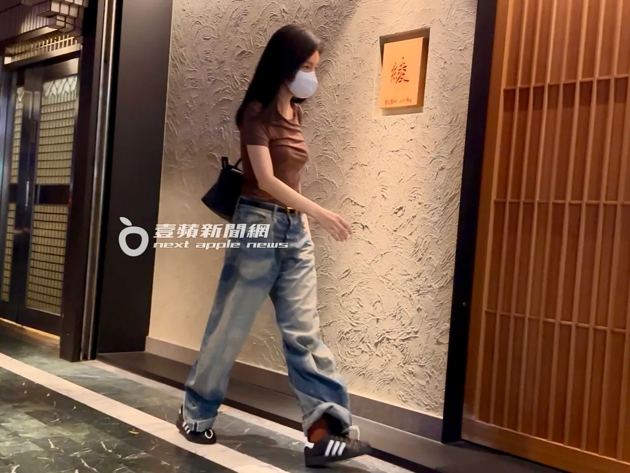 杨谨华低调戴著口罩脚步十分快速。特勤中心摄