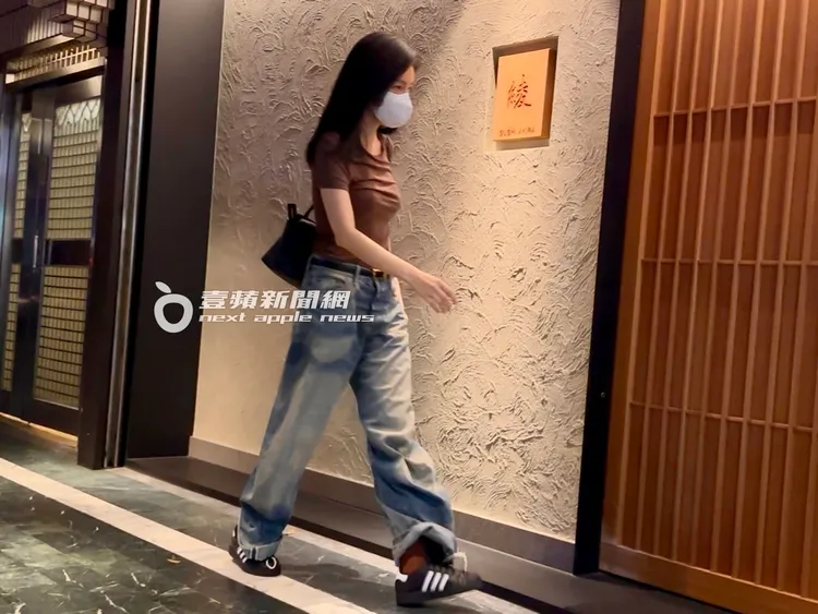 楊謹華低調戴著口罩腳步十分快速。特勤中心攝