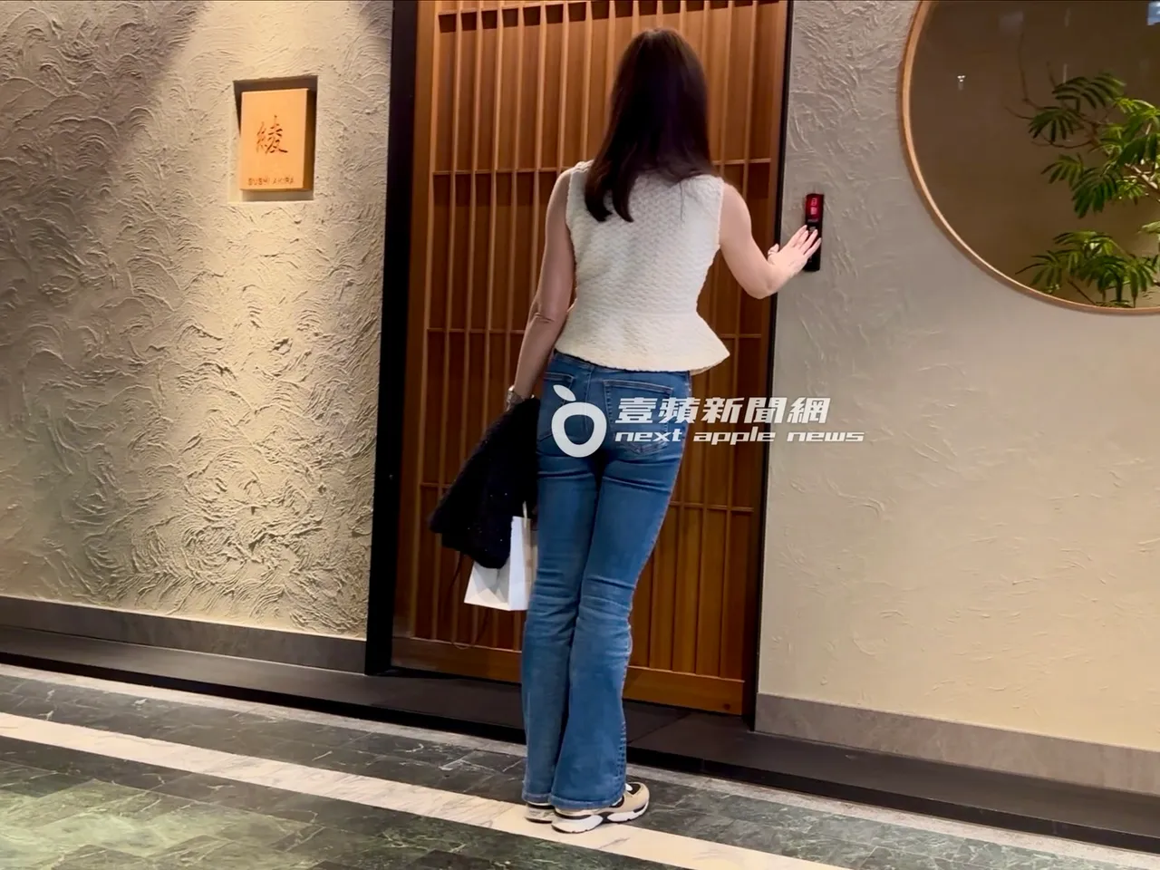 曾馨莹按著大门感应器,准备走进日式料理店。特勤中心摄