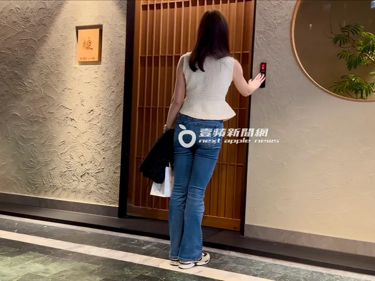 曾馨瑩按著大門感應器，準備走進日式料理店。特勤中心攝