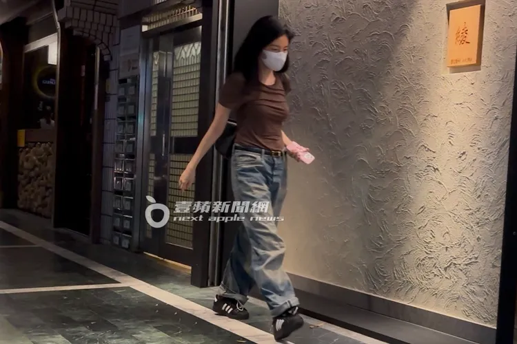 楊謹華搭乘多元化計程車前來老公Ben慶生餐會。特勤中心攝