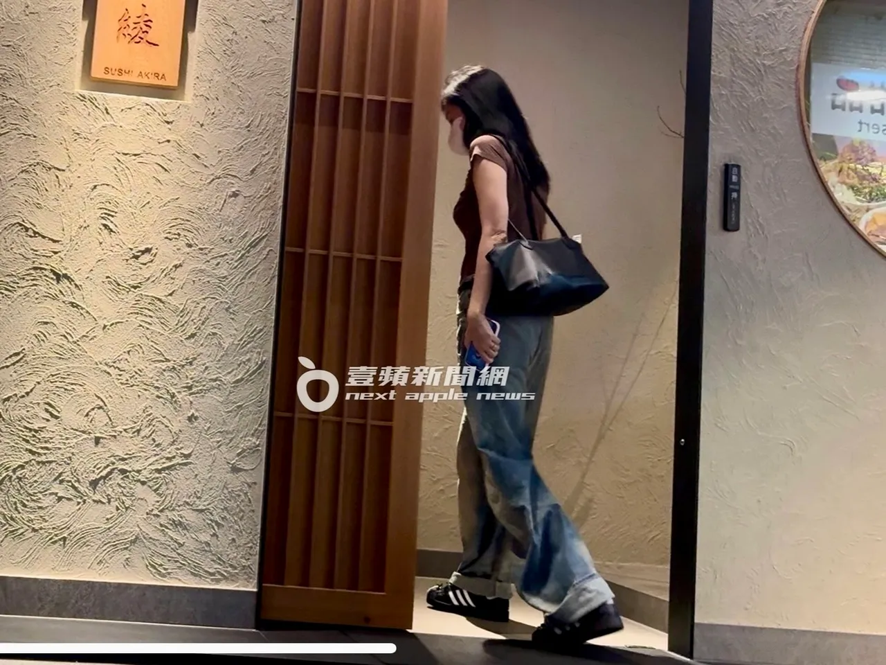 杨谨华独自前来日本料理跟老公及友人聚餐。特勤中心摄