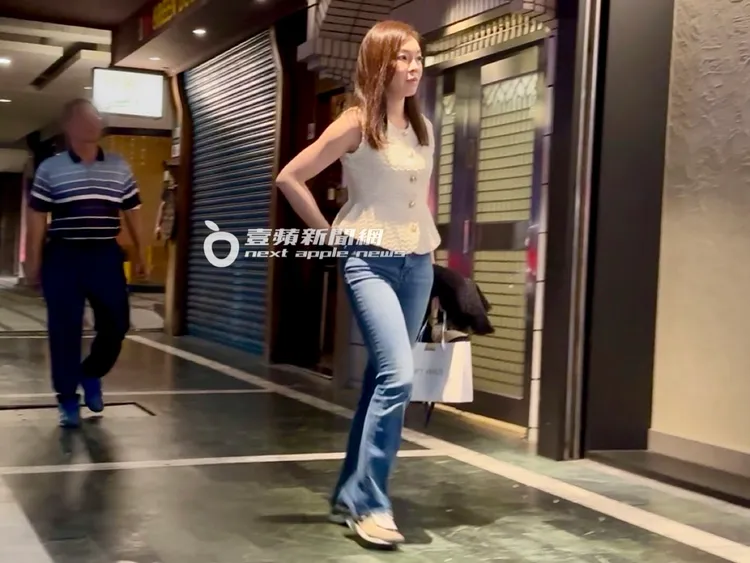 夫人曾馨瑩搭乘凌志LM保母車前來日本料理店用餐。特勤中心攝