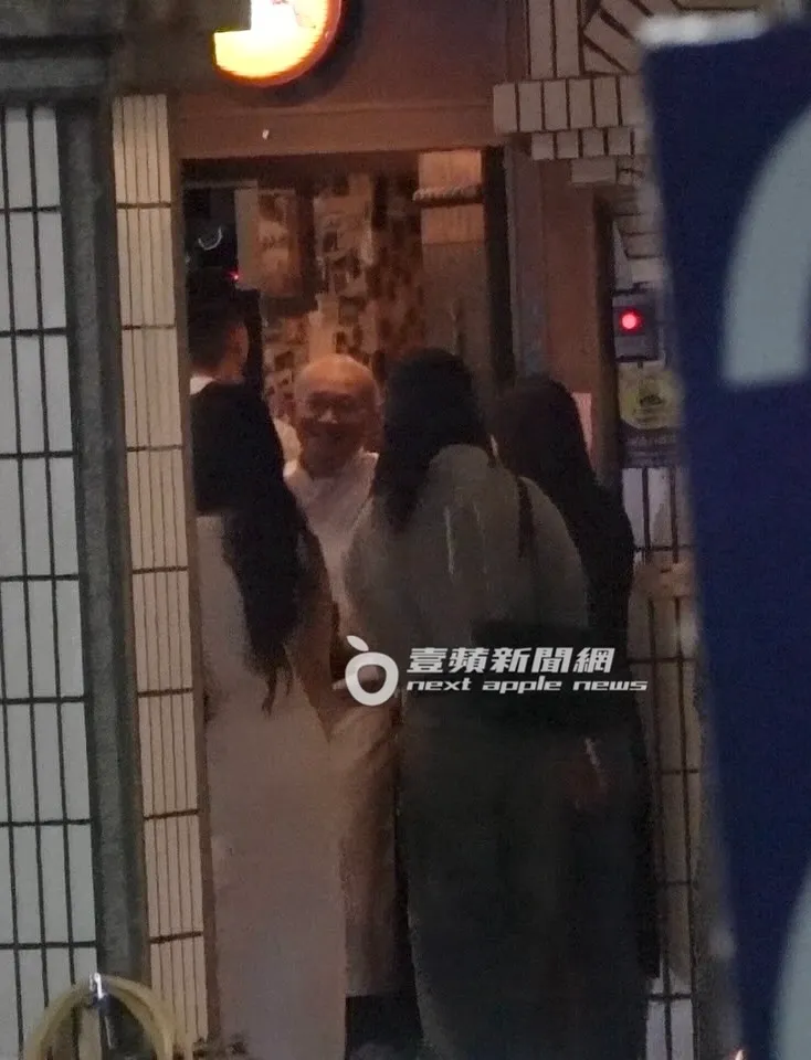 楊謹華、老公Ben、曾馨瑩和LinLin一行人緩緩走到隔壁「Green Door」酒吧續攤慶生。特勤中心攝