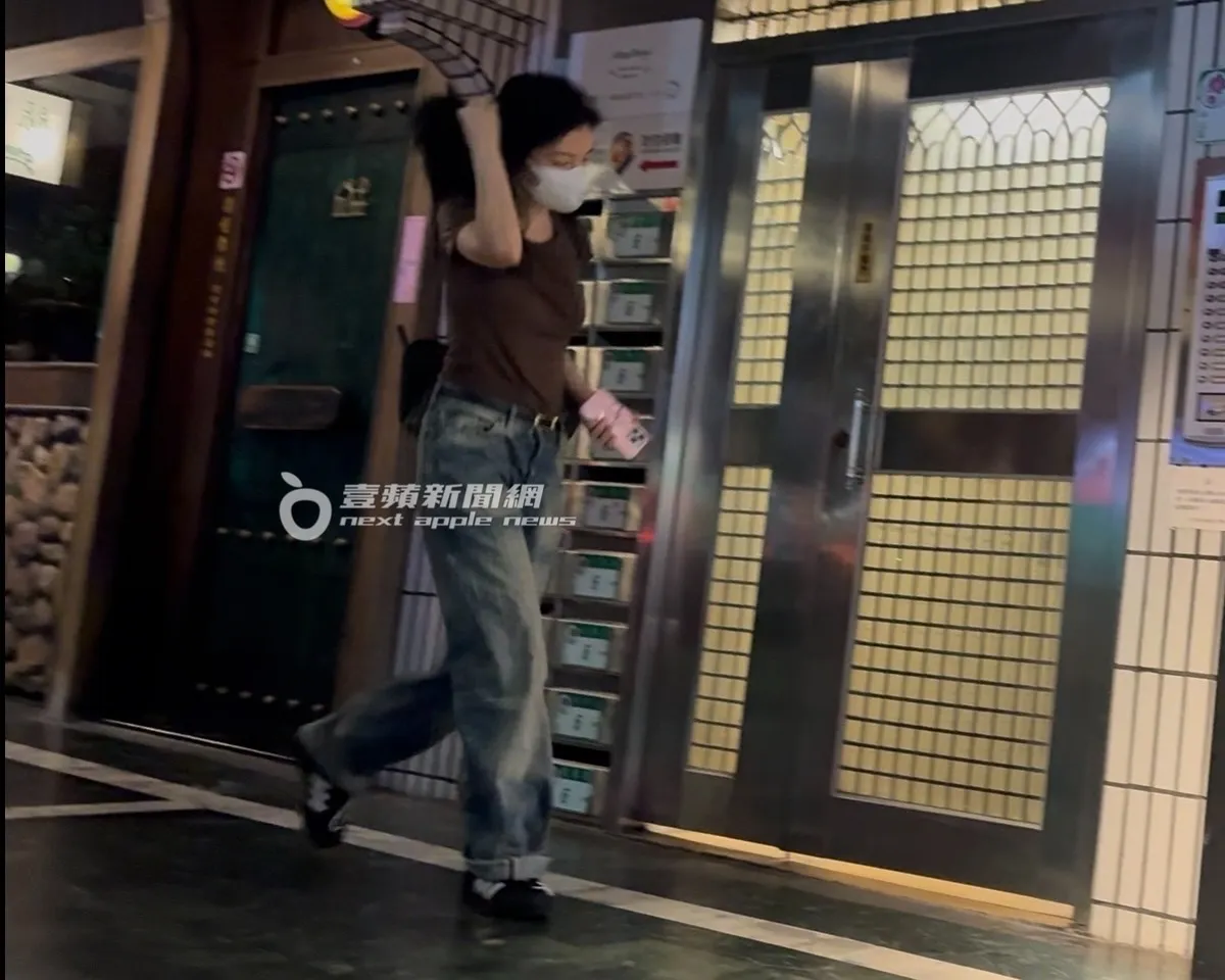 杨谨华用手挥一挥秀发快速整理一番。特勤中心摄