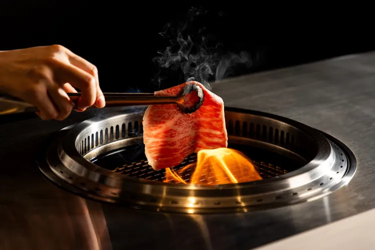 八和和牛燒肉專門店專人全程代烤。業者提供