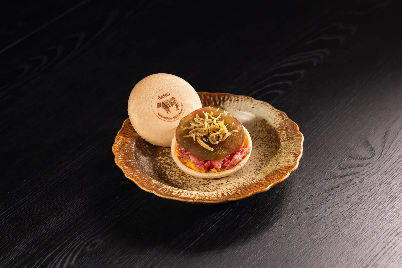 「麻薏生牛肉最中饼」,选用酥脆的日式最中饼作为外壳,集结和牛生牛肉、麻薏冻、松软地瓜泥、酥炸吻仔鱼干等元素,交织出独特的草本气息与中台湾风土滋味。业者提供