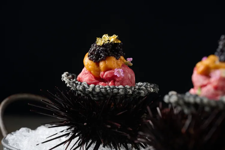 為歡慶「八和和牛燒肉專門店 台中店」正式開幕，開幕日至11/19期間到店消費即每人贈送「海膽生牛肉脆餅」一份。業者提供