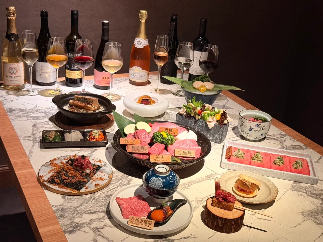 八和经典双人套餐由本日和牛拼盘为主角,搭配上八和生牛肉手卷、八和金钻烧、八和香米生牛肉、涮和牛牛肉汤等品项。陈扬盛摄