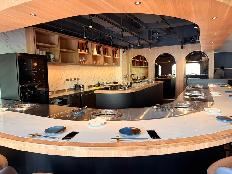 八和和牛燒肉專門店 台中店一樓精心規劃L型吧台座位，以及半開放式卡座。陳揚盛攝