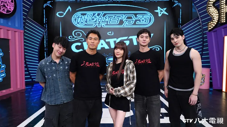 楊祐寧（左二起）、郭雪芙及張軒睿分享新片詮釋角色的心情，主持人黃偉晉（右一）、賴晏駒（左一）聽得津津津有味。八大提供