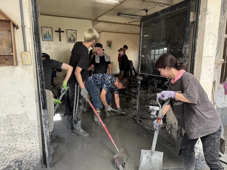 各地「鏟子超人」前進花蓮光復地區協助災民清理家園。 中央社