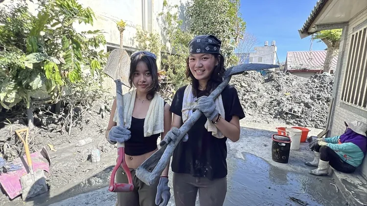 大批「鏟子超人」連日來持續挺進花蓮縣光復鄉災區協助災民整頓家園，扛起鐵鍬到場馳援的女大生1日受訪表示，「課可以補，但救災只有一次」。 中央社