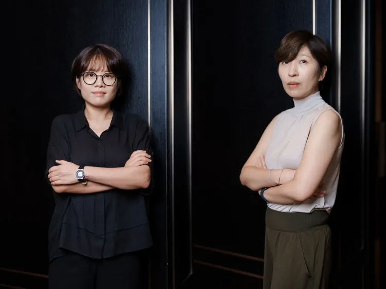 《暴風圈》導演金熙元（左圖）、編劇丁瑞慶受訪，親解第6集床戲安排。翻攝Disney+