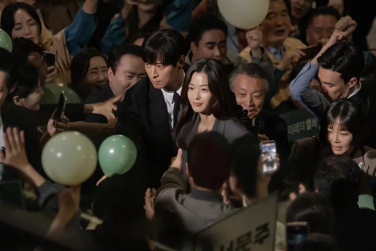 姜棟元劇中守護全智賢，深情形象收服許多女粉絲的心。Disney+提供