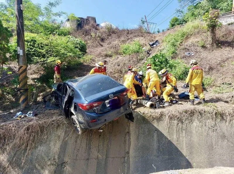 苏男无照开车还在山路飙速耍帅,最后闹出人命,撞死的还是认识的友人。民众提供