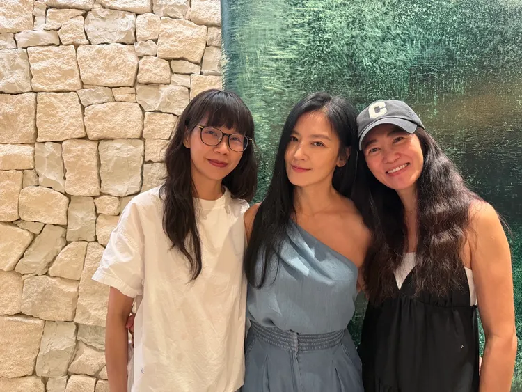 化妝師好友怡俐（左）及小瑋（右）來為林熙蕾上妝。