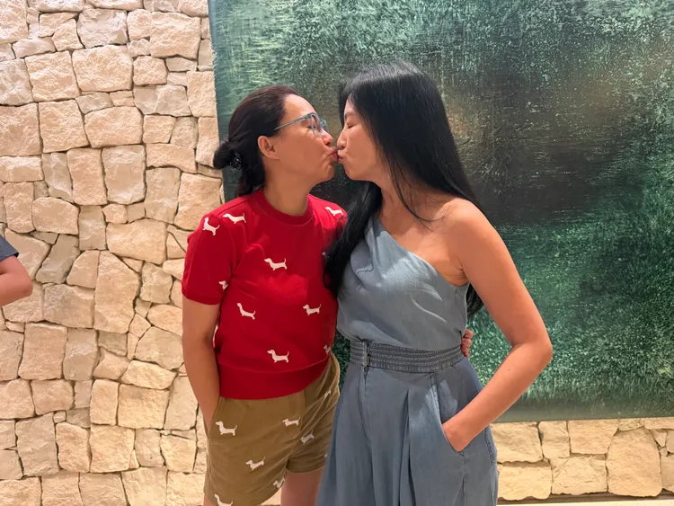 林熙蕾與珠寶設計師好友Cindy Chao見面做勢玩親親。