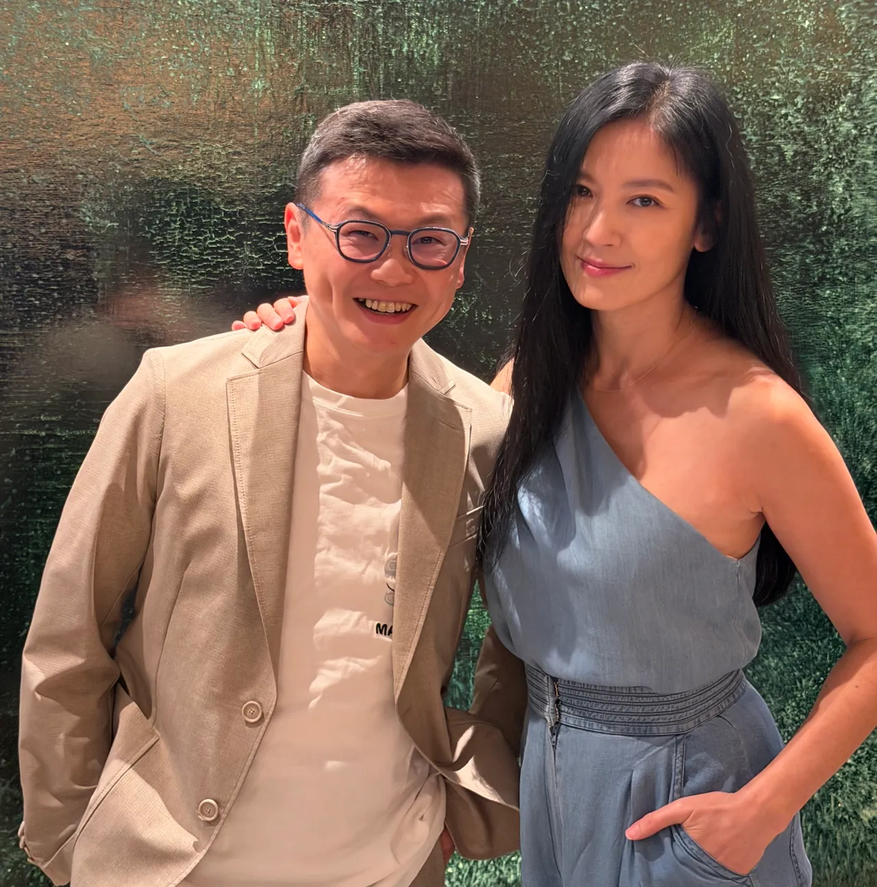 林熙蕾与执行牧师李协聪合影。