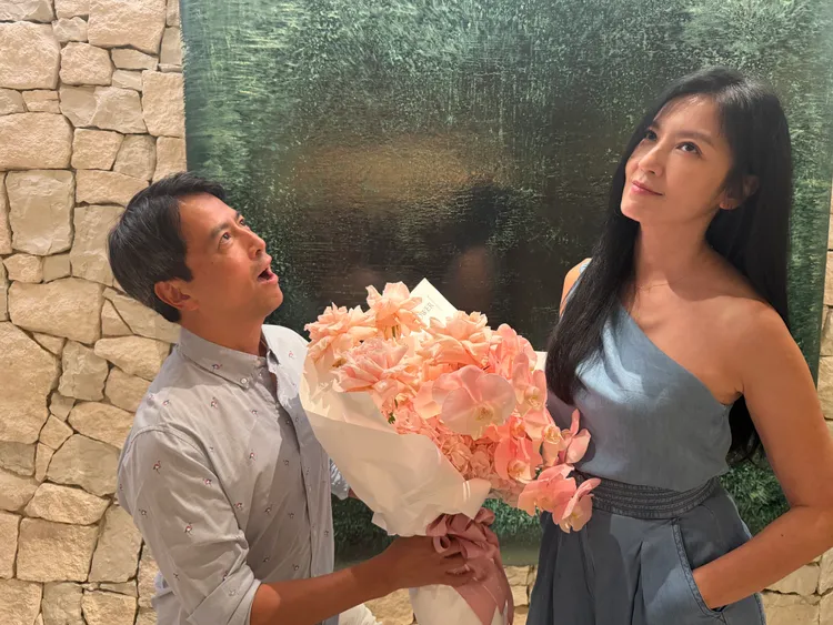 老公Chris送花給林熙蕾，表示要當她一輩子男傭。