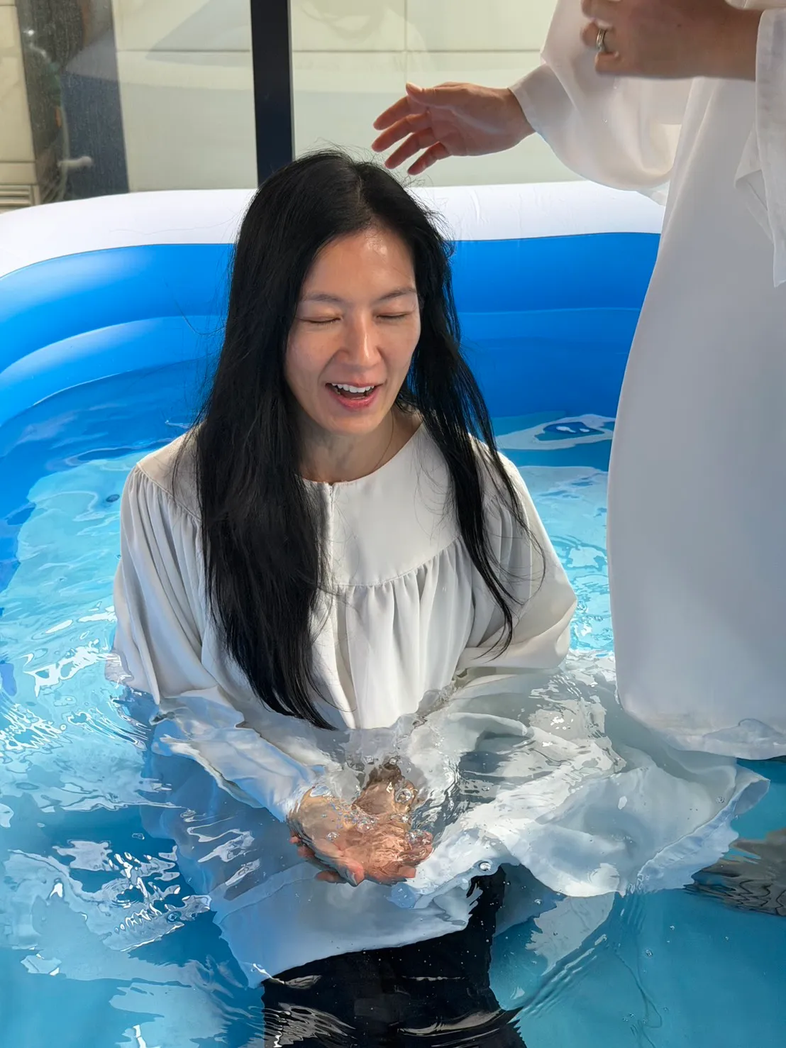 林熙蕾进行受洗仪式迎接新生。