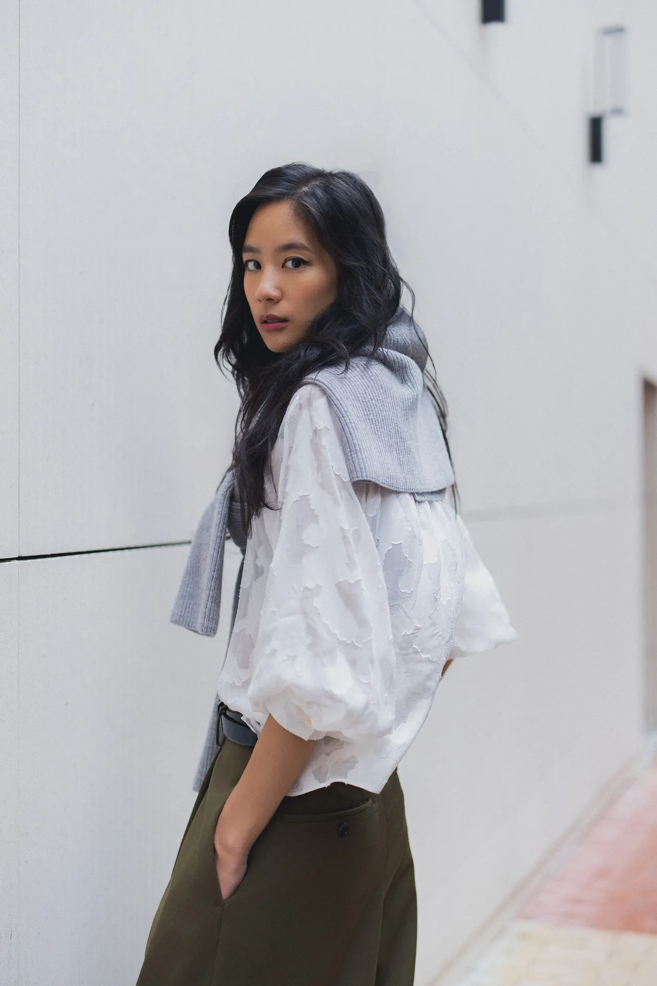 襯衫採用燒花工藝結合透膚薄紗面料,透過立體浮雕花紋呈現如冬日白雪飄落般的光澤。品牌提供