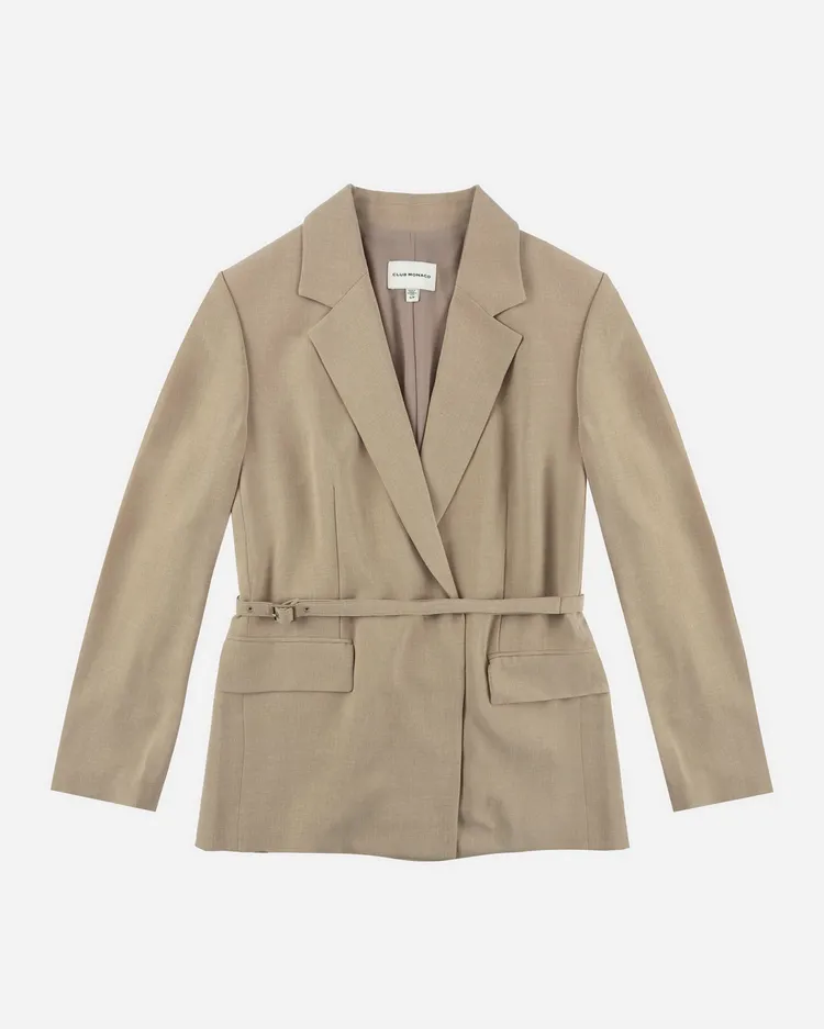 Club Monaco駝米斜紋綁帶西裝外套，1萬8900元。品牌提供